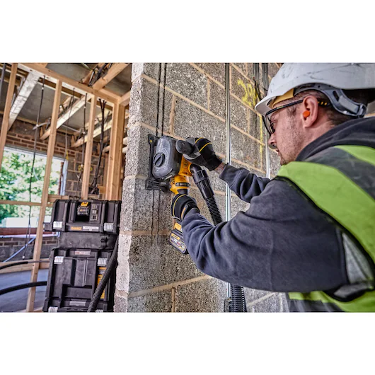 DEWALT 54V Wall Chaser Kit (2x6Ah, 32mm, 125mm) - Image 6