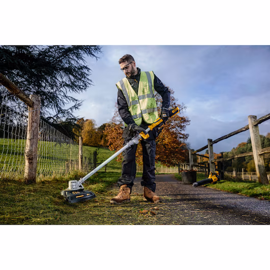 DEWALT 18V Strimmer Bare Unit ( FOLDING SHAFT,36cm, Bump Feed) - Image 5