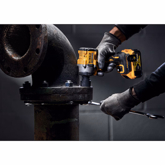 DEWALT 18V Impact Wrench Kit (2x5Ah, 1/2", 406/610Nm, Detent Pin) - Image 3