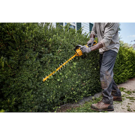 DEWALT 54V Hedge Trimmer Kit (1x9Ah, 65cm, 31mm) - Image 2