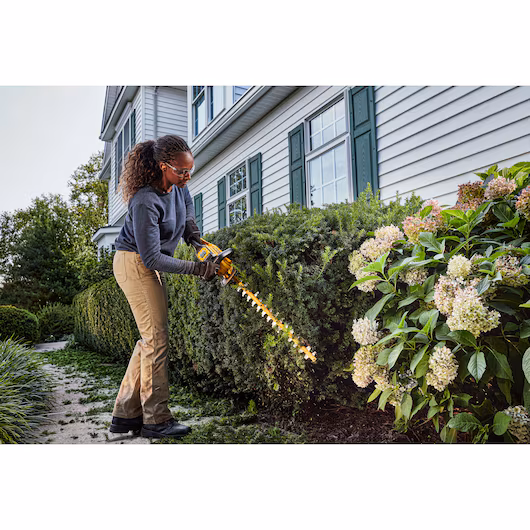 DEWALT 54V Hedge Trimmer Kit (1x9Ah, 65cm, 31mm) - Image 4
