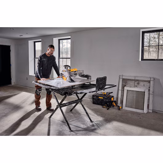 DEWALT 220V Slide Table Wet Tile Saw (250mm, 80mm, 940mm, 1600W) - Image 5