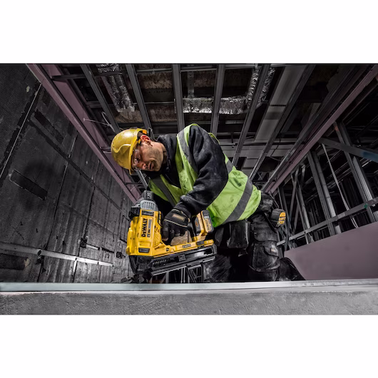 DEWALT 18V Nailer Kit (2x5Ah, Concrete/Steel, 13-57mm) - Image 4