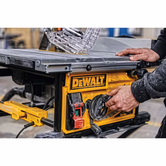 DEWALT 220V Table Saw (250mm, 77mm, 825mm, 2000W) - Image 3