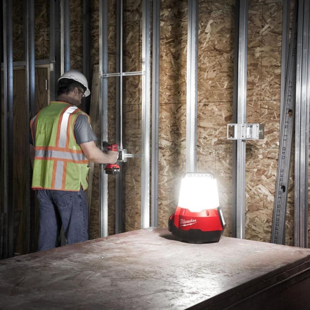 MILWAUKEE 18V Area Light Bare Unit (2200L, M18TAL-0) - Image 3